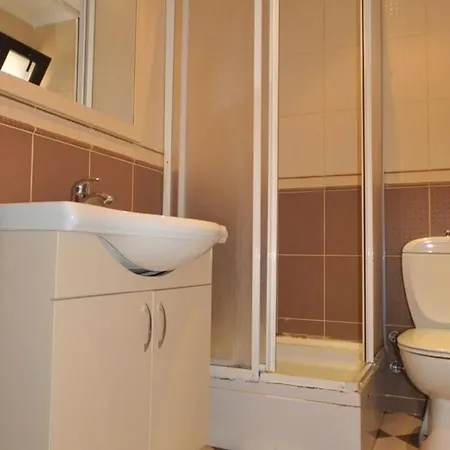 Sleeps 5 With Pool And Air Con Apartment *